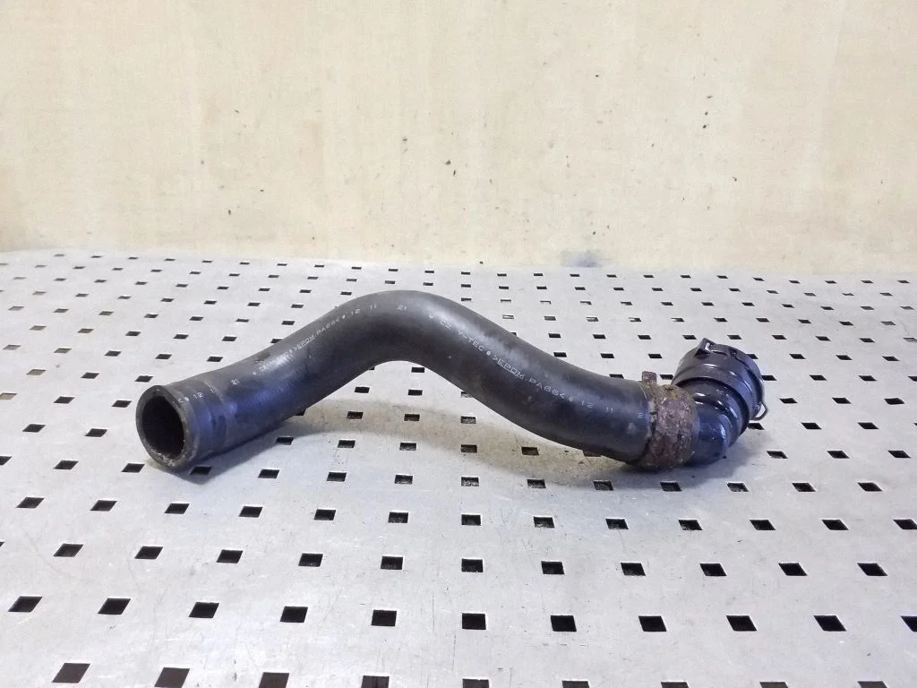 Engine coolant pipe/hose