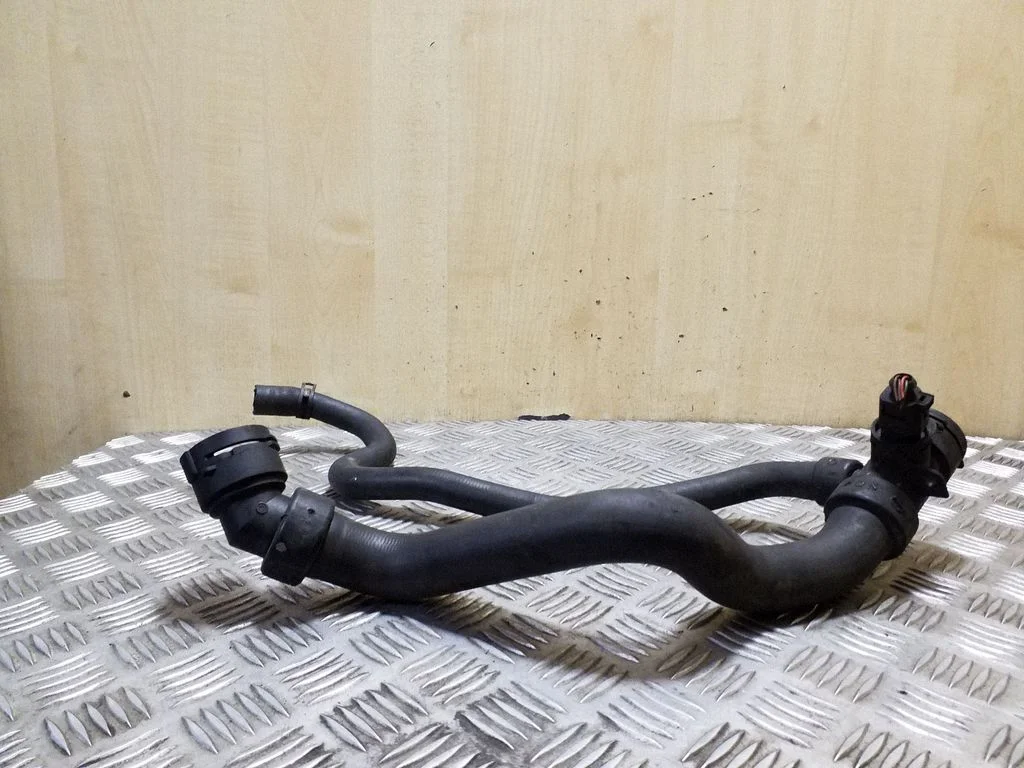 Przewody układu chłodzenia silnika 4B0121049AH