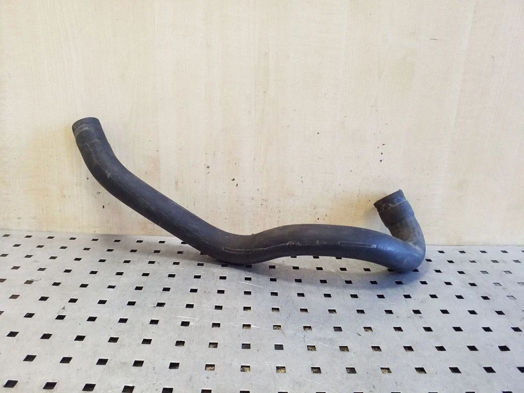 Engine coolant pipe/hose – Audi A6 S6 C4 4A (1994-1997)