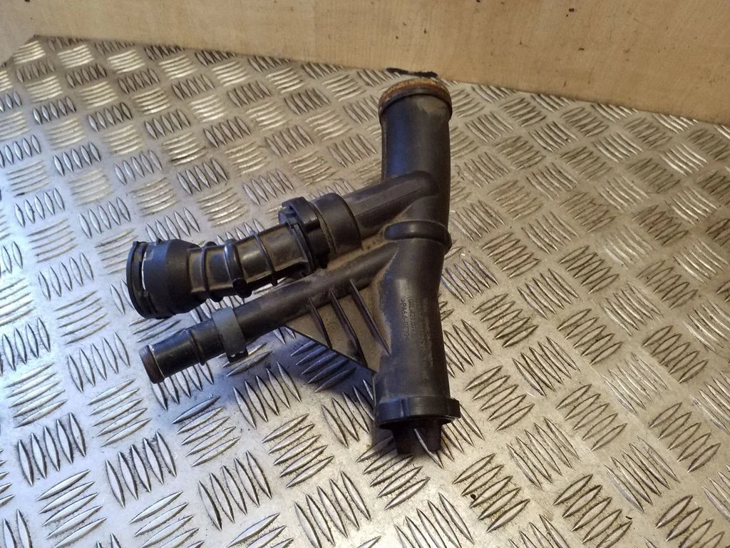Engine coolant pipe/hose 04L121026F