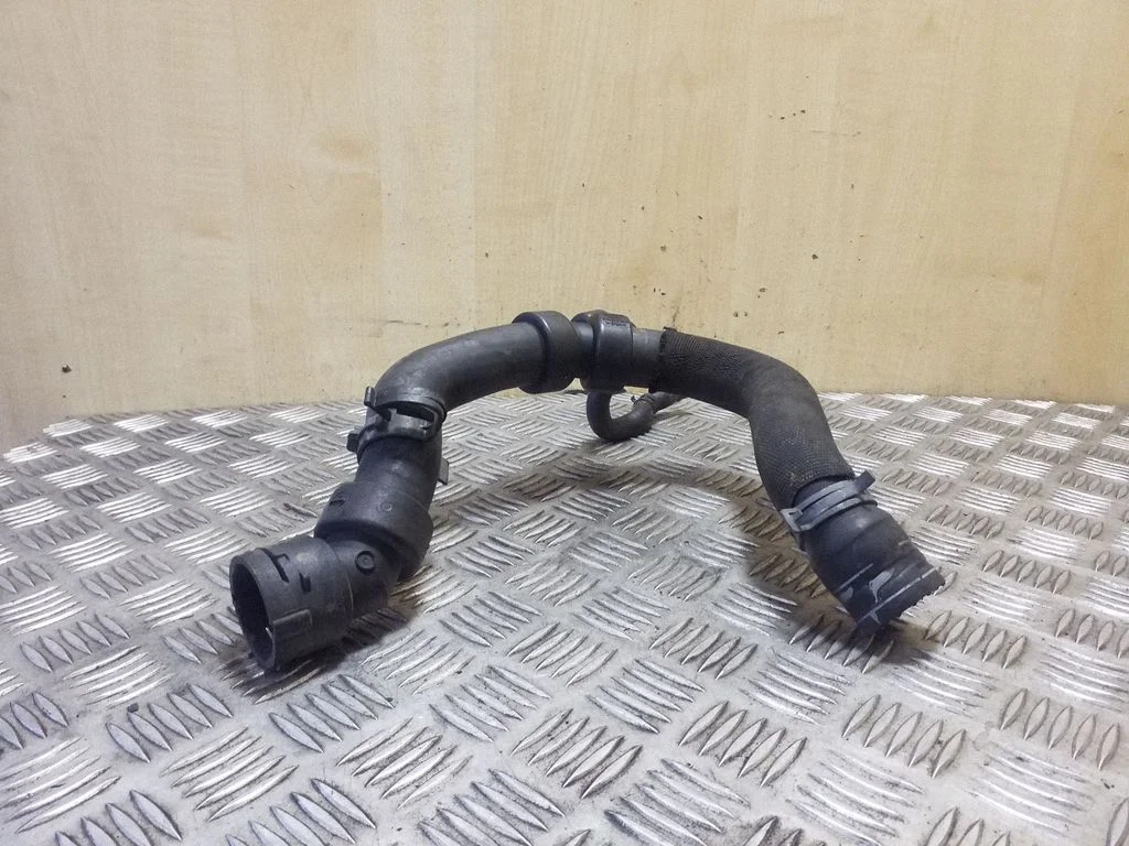 Motora dzesēšanas caurule (-es)/šļūtene (-es) 4B0121101T