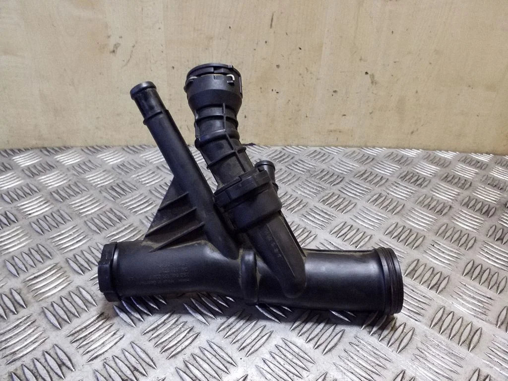 Engine coolant pipe/hose 04L121026F