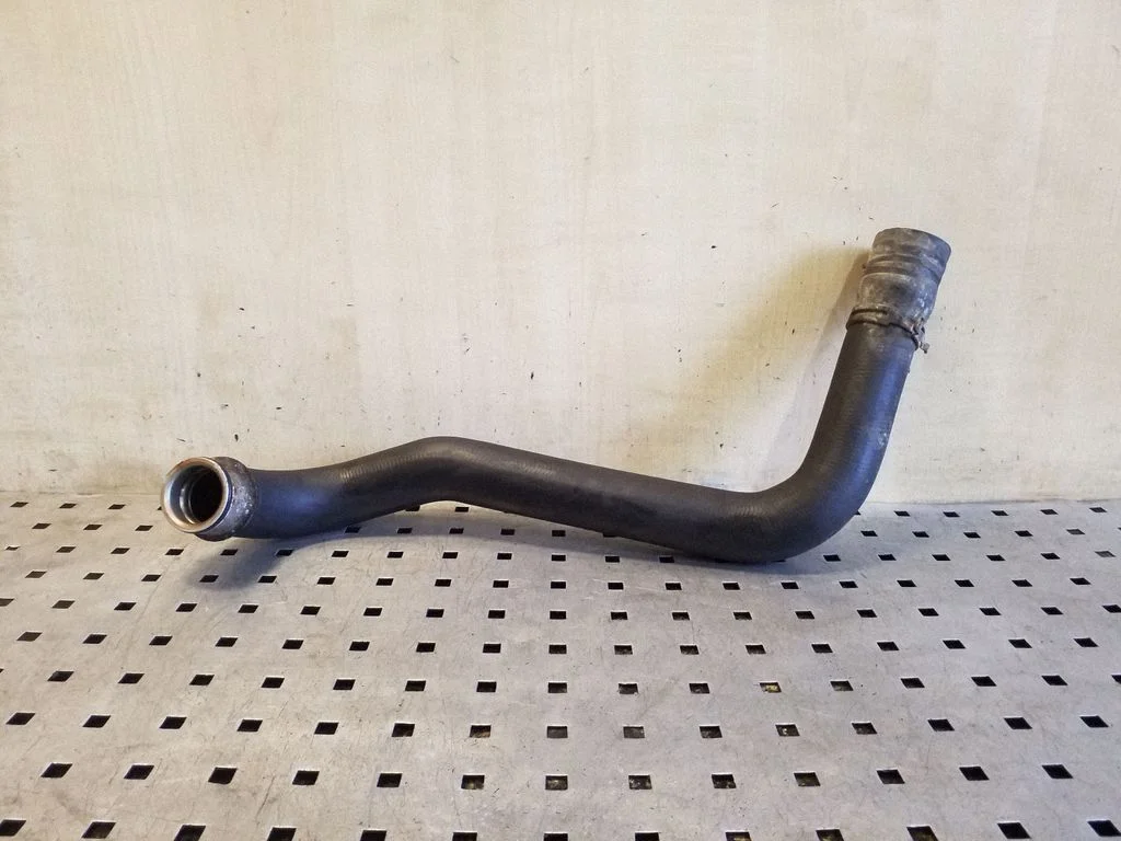 Przewody układu chłodzenia silnika