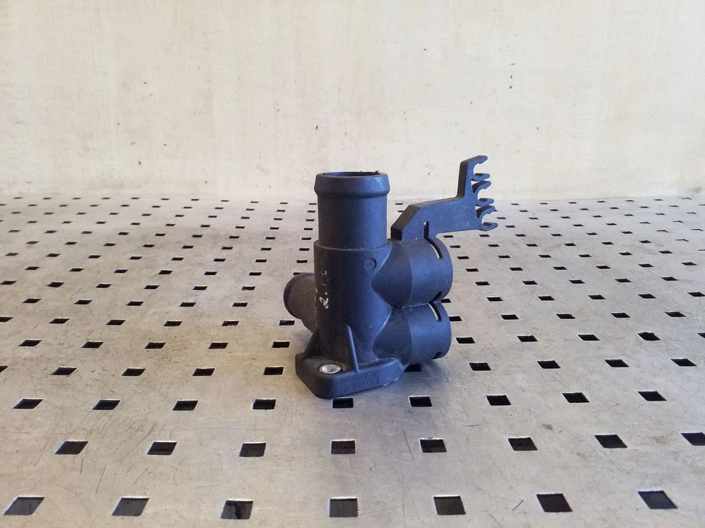 Engine coolant pipe/hose 037121132G