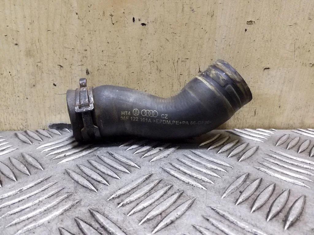 Engine coolant pipe/hose 06F122101A