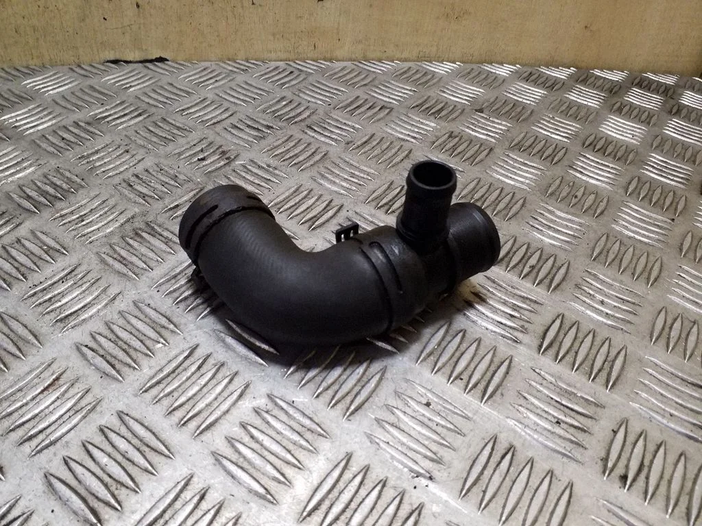 Engine coolant pipe/hose – Renault Trafic II (X83) (2001-2014)
