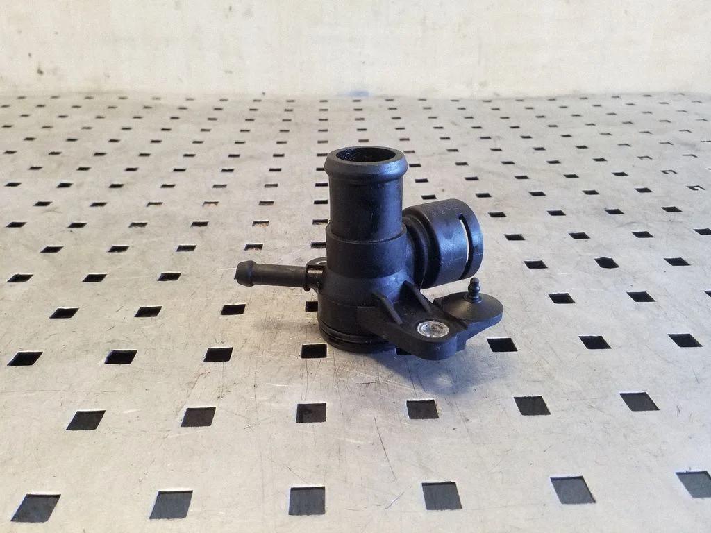 Engine coolant pipe/hose 06J121132G