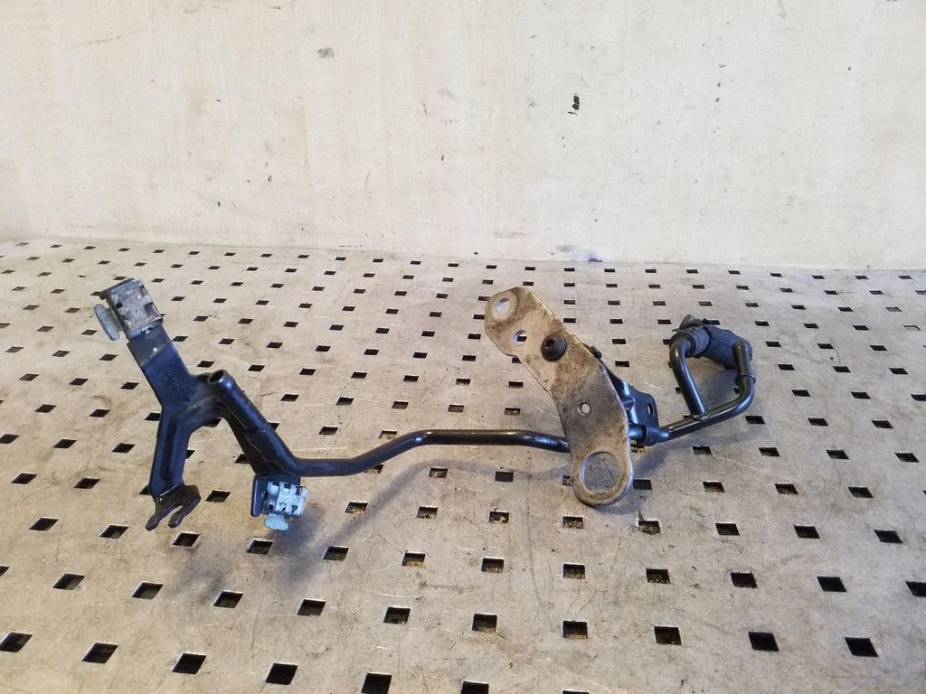 Engine coolant pipe/hose 04L121030