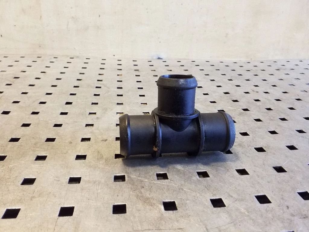 Engine coolant pipe/hose