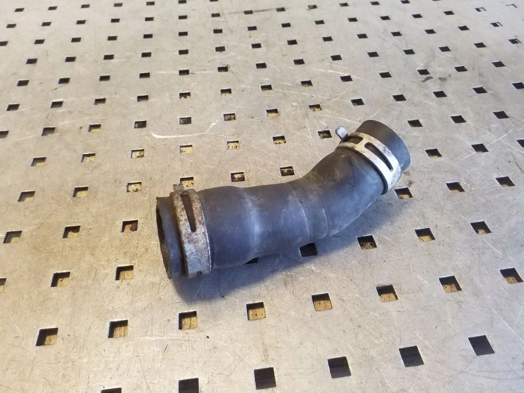 Engine coolant pipe/hose