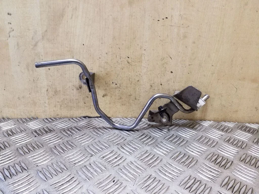 Engine coolant pipe/hose