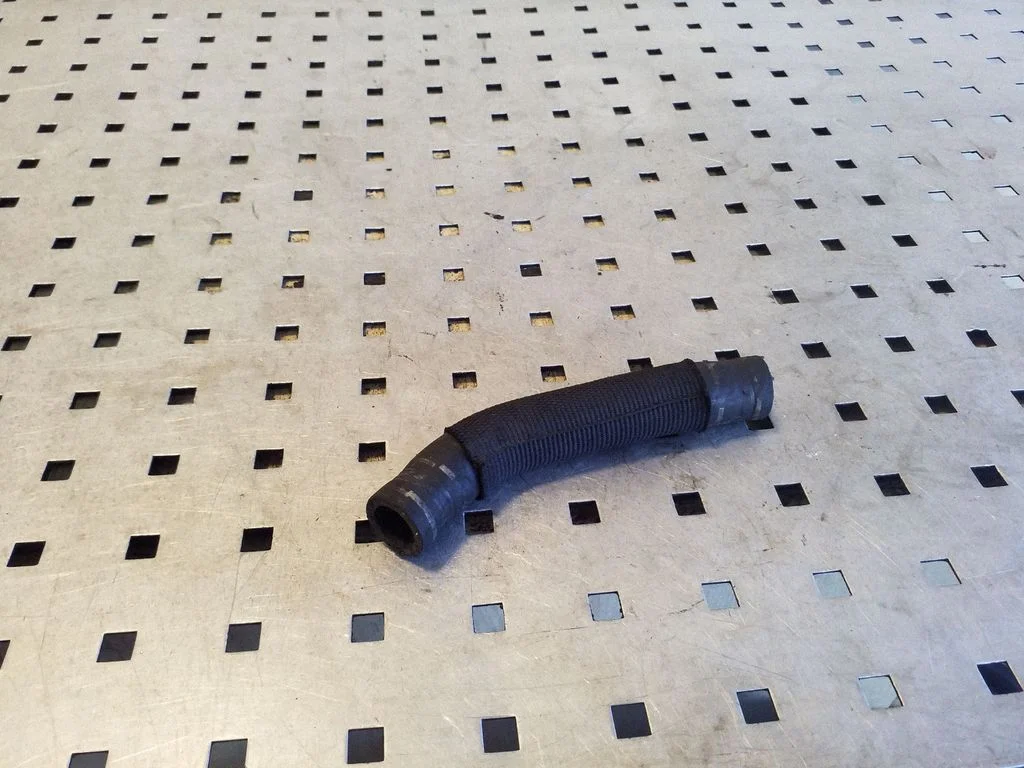 Engine coolant pipe/hose
