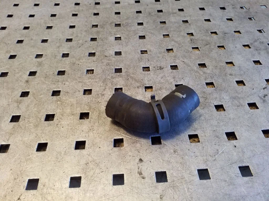Engine coolant pipe/hose