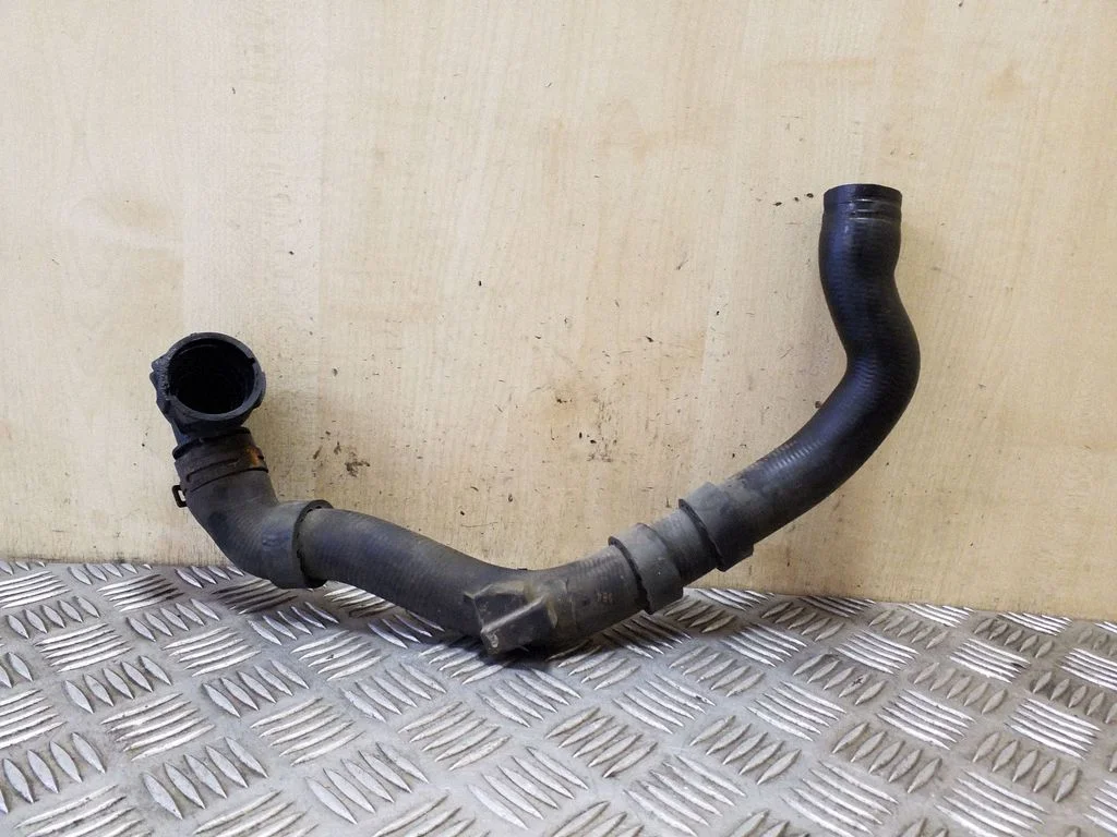 Engine coolant pipe/hose
