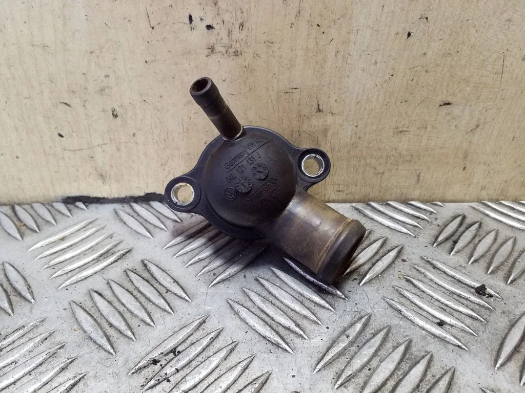 Engine coolant pipe/hose 04L121131J