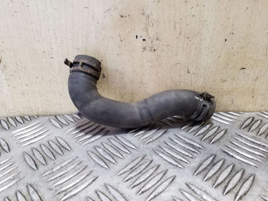 Engine coolant pipe/hose