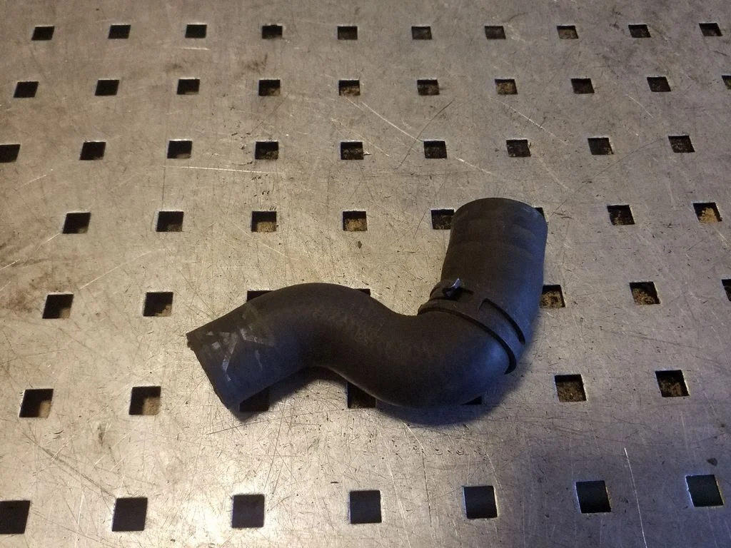 Engine coolant pipe/hose