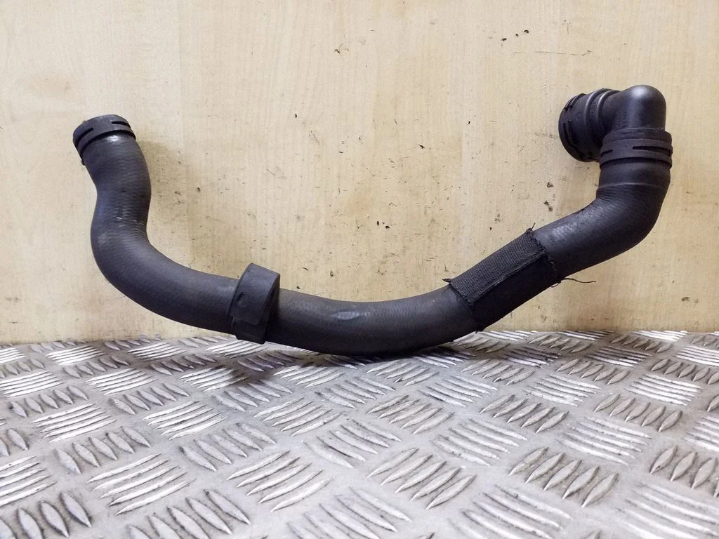 Engine coolant pipe/hose