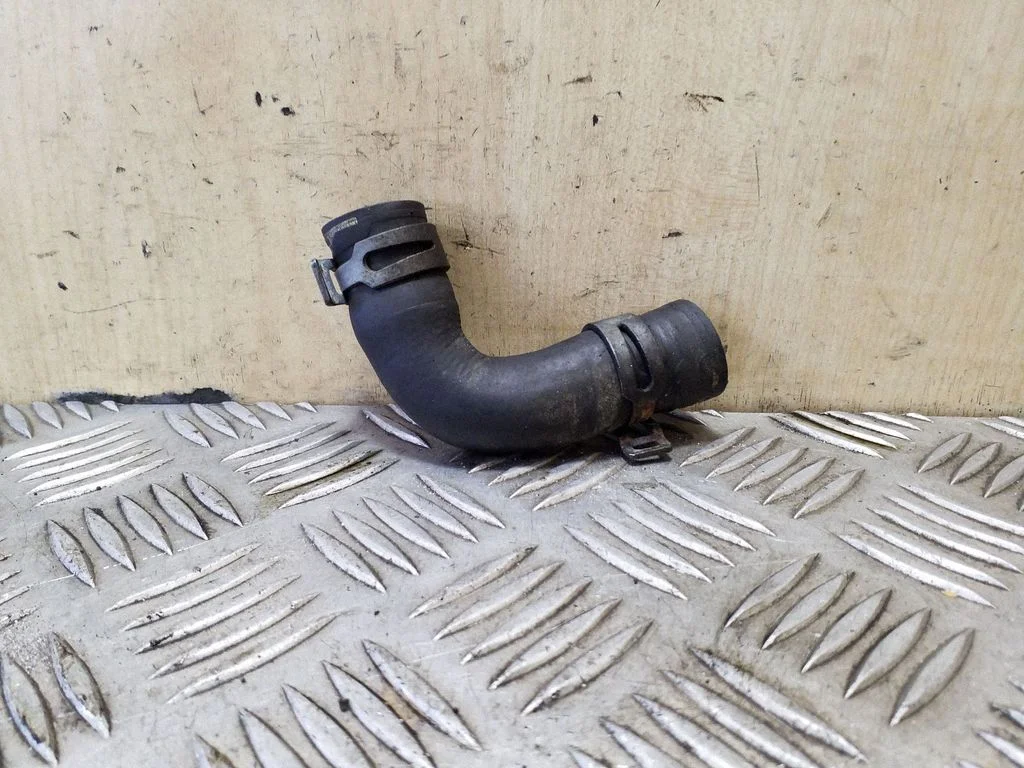 Engine coolant pipe/hose