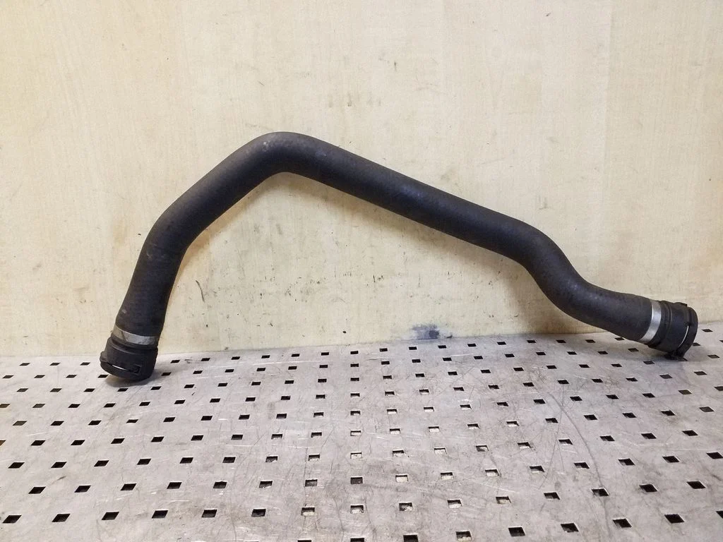 Engine coolant pipe/hose