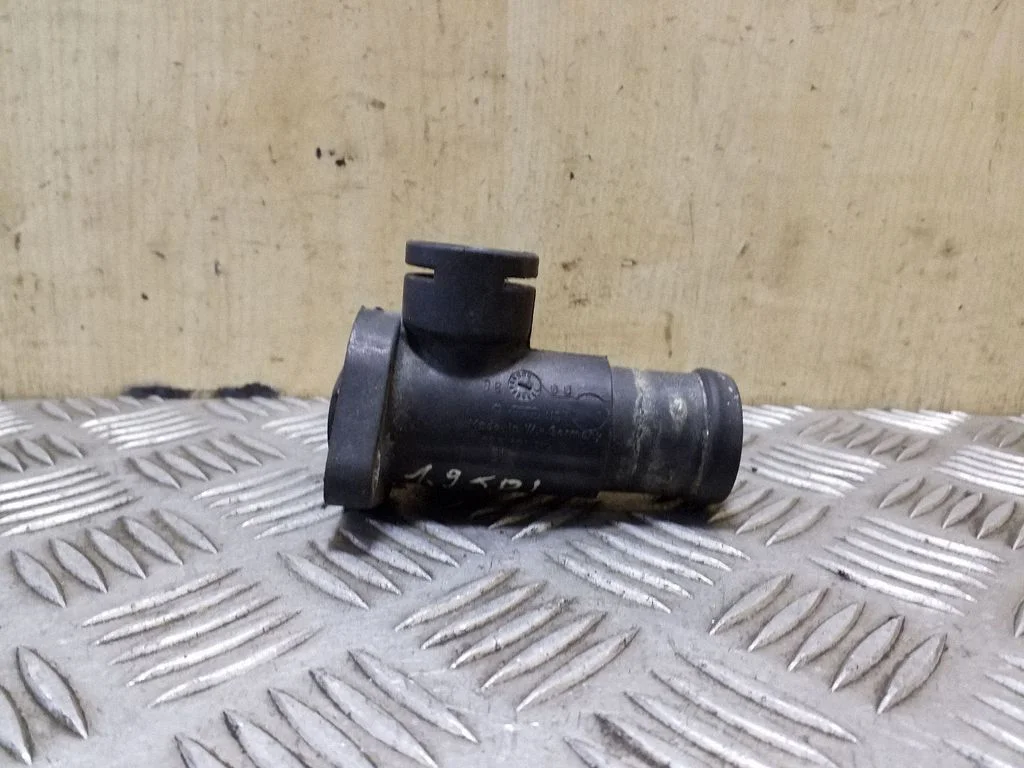 Engine coolant pipe/hose 028121132