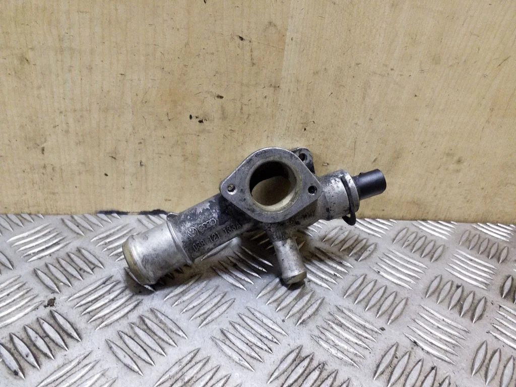 Engine coolant pipe/hose 038121133A
