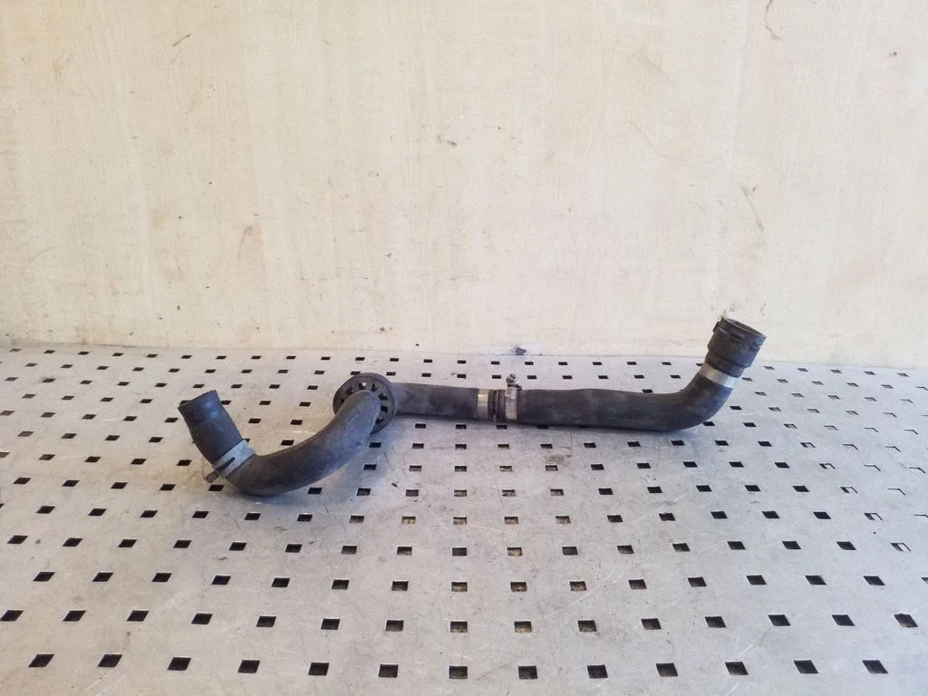 Engine coolant pipe/hose