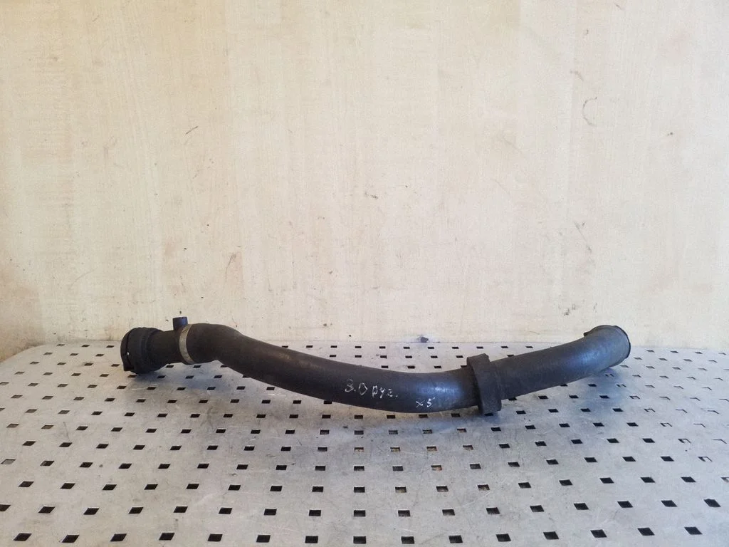 Engine coolant pipe/hose