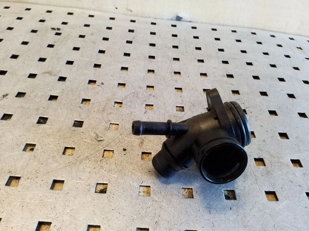 Engine coolant pipe/hose 06H121132H