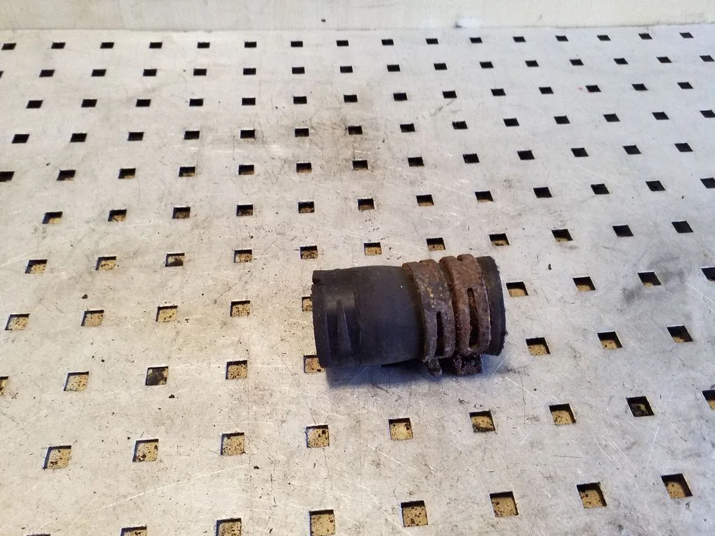 Engine coolant pipe/hose – Renault Trafic II (X83) (2001-2014)
