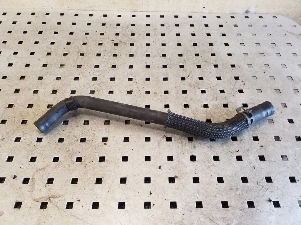 Engine coolant pipe/hose