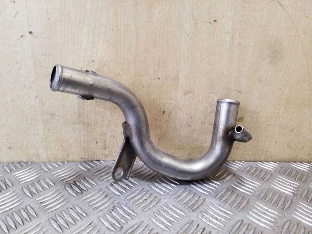 Engine coolant pipe/hose
