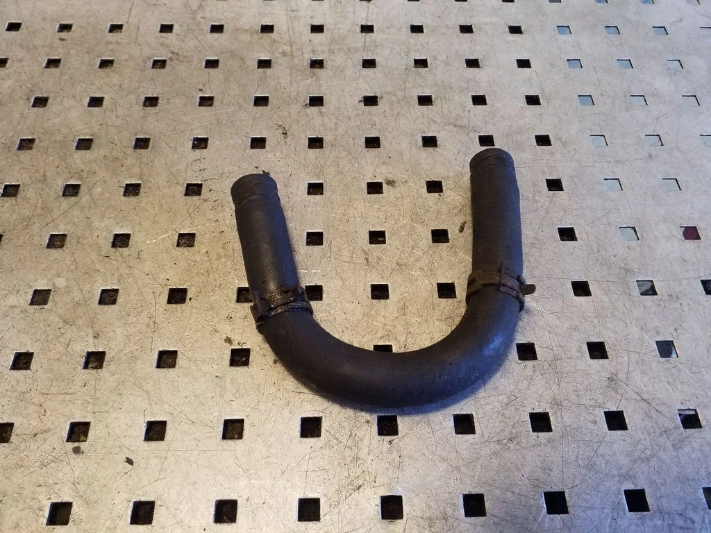 Engine coolant pipe/hose