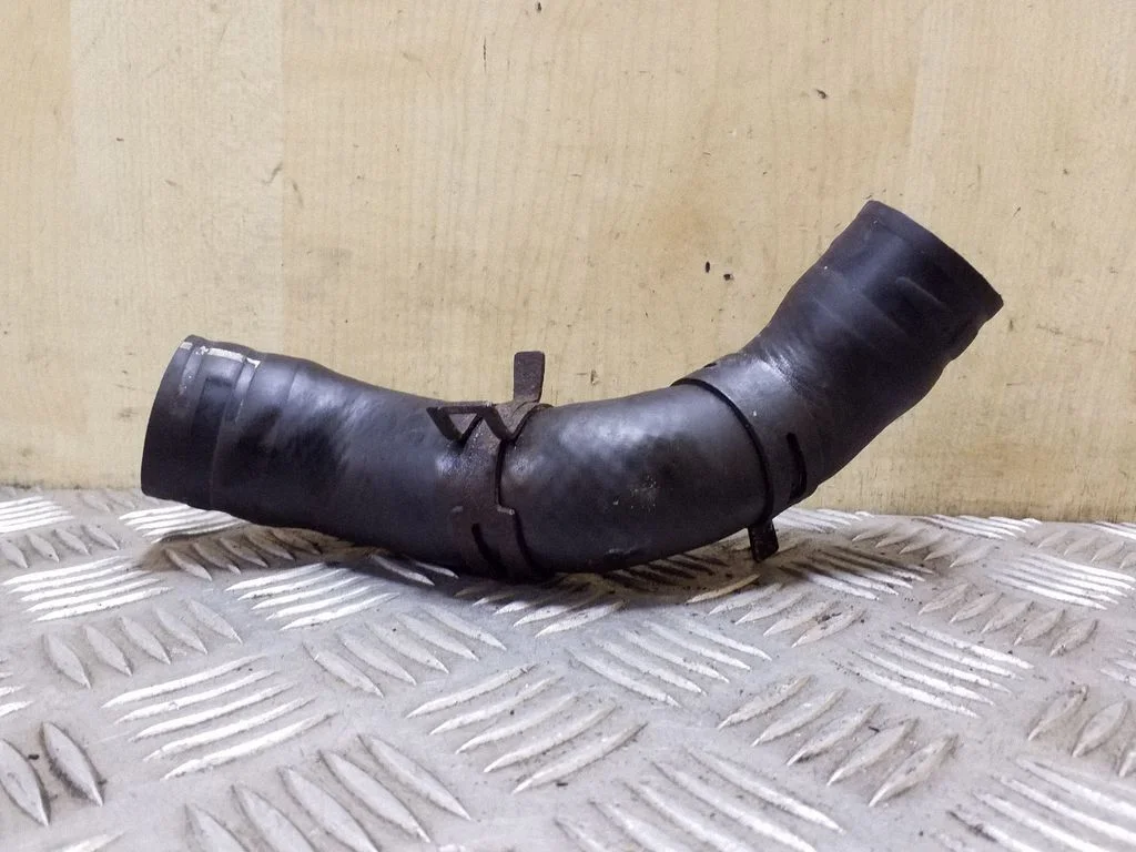 Engine coolant pipe/hose