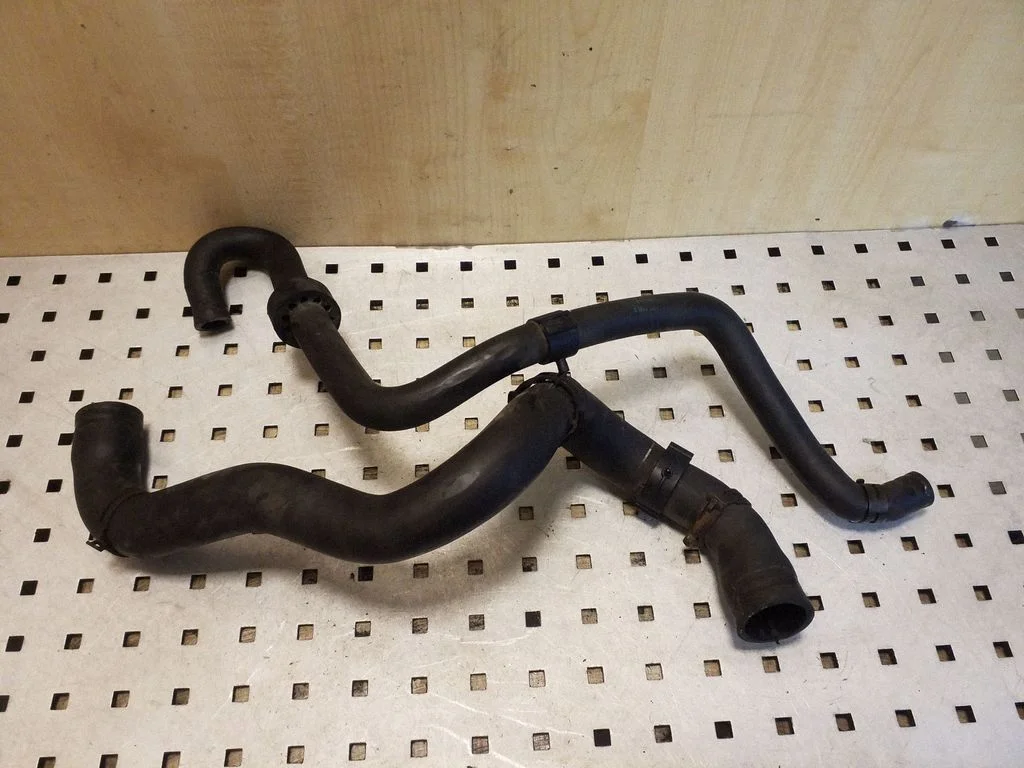Engine coolant pipe/hose
