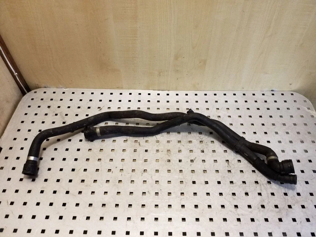 Engine coolant pipe/hose