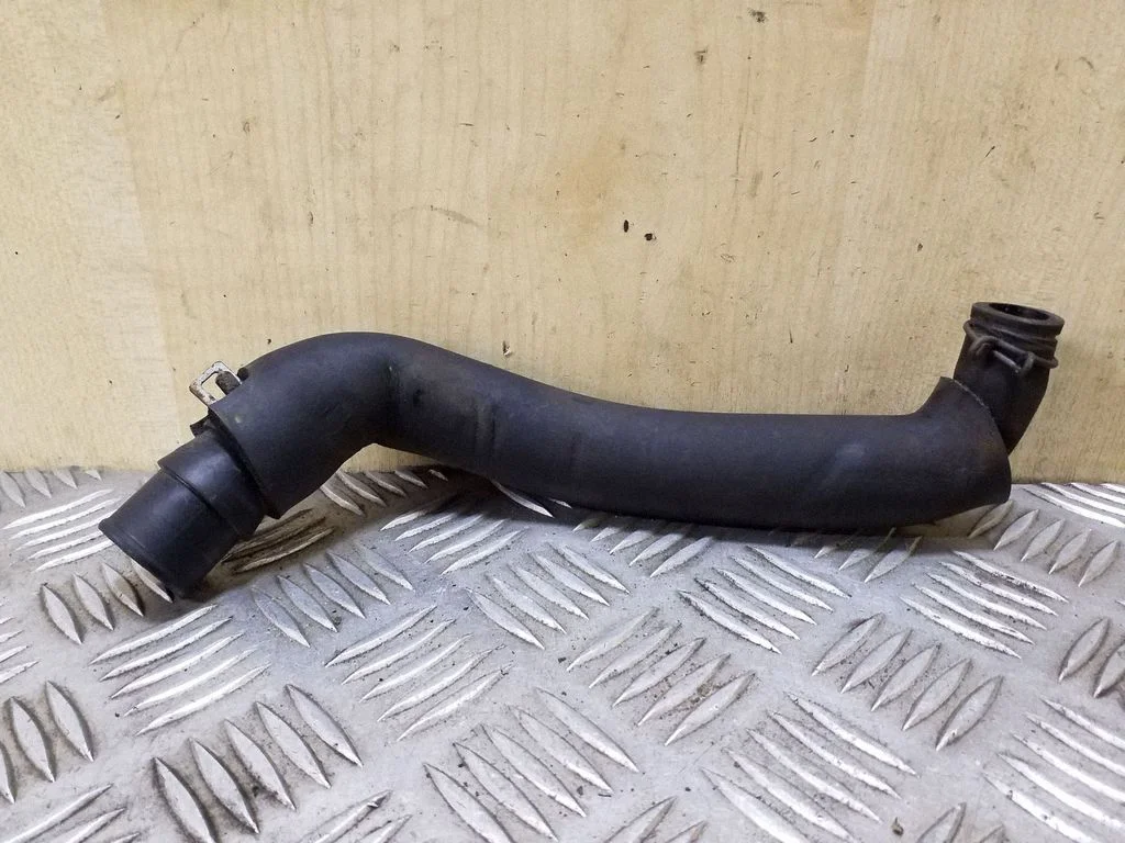 Engine coolant pipe/hose