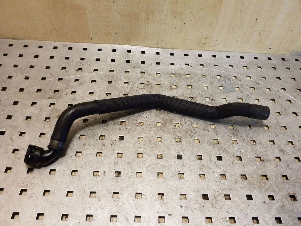 Engine coolant pipe/hose