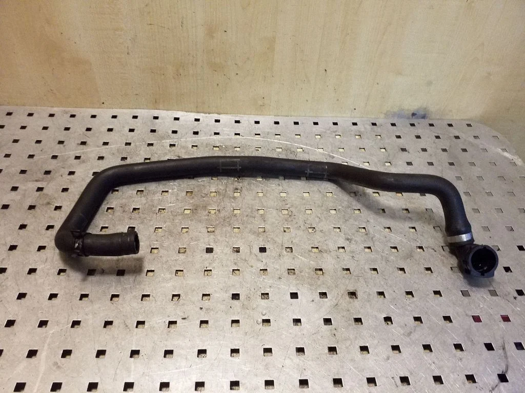 Engine coolant pipe/hose