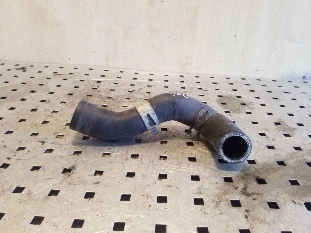 Engine coolant pipe/hose