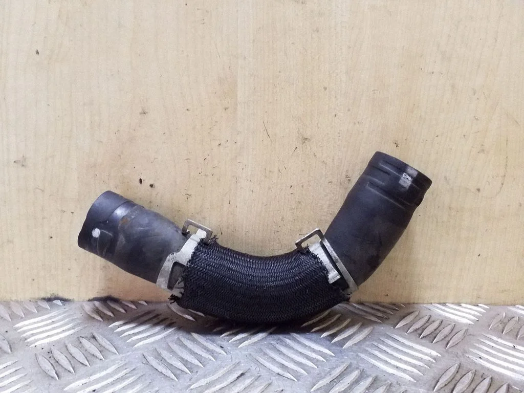 Engine coolant pipe/hose
