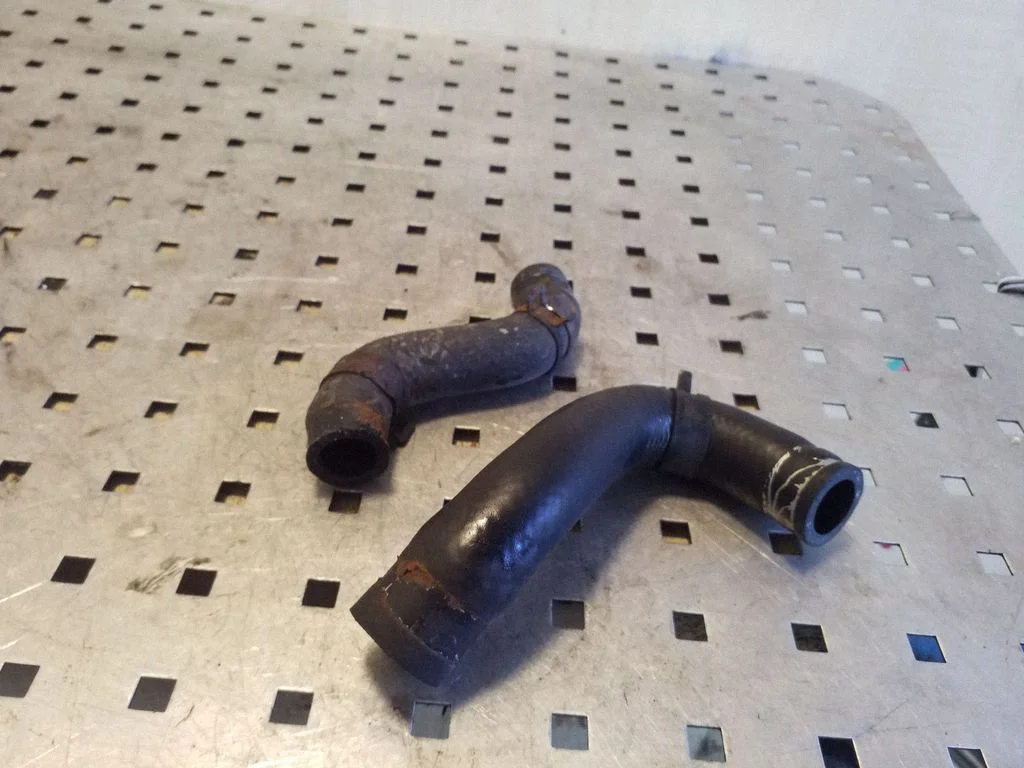 Engine coolant pipe/hose