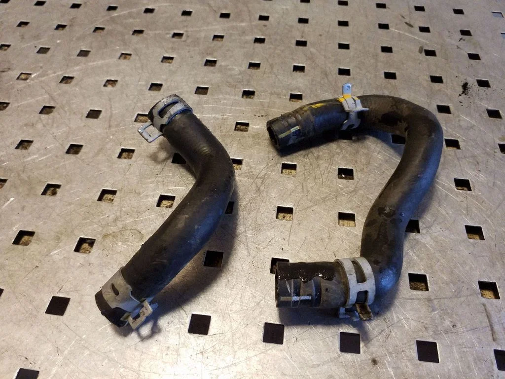 Engine coolant pipe/hose