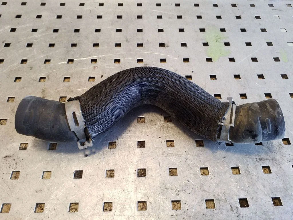 Engine coolant pipe/hose