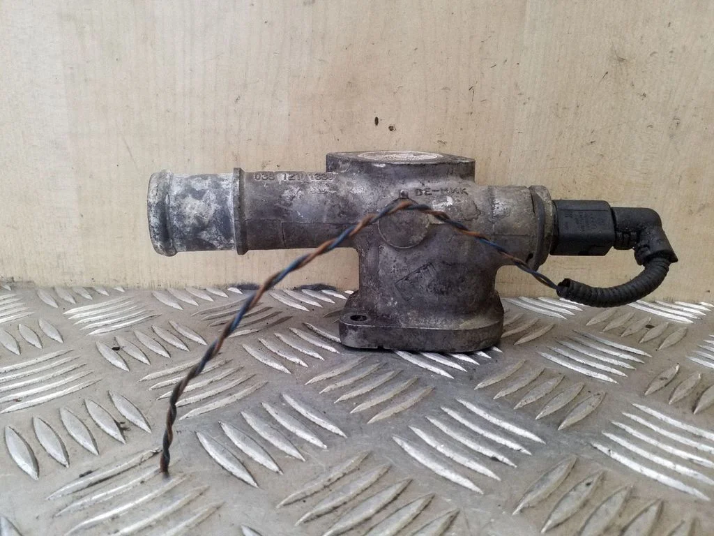 Engine coolant pipe/hose 038121133J