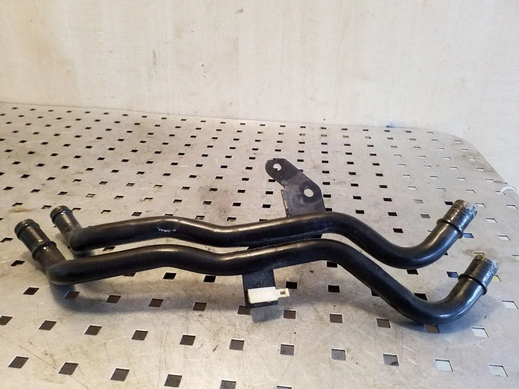 Engine coolant pipe/hose