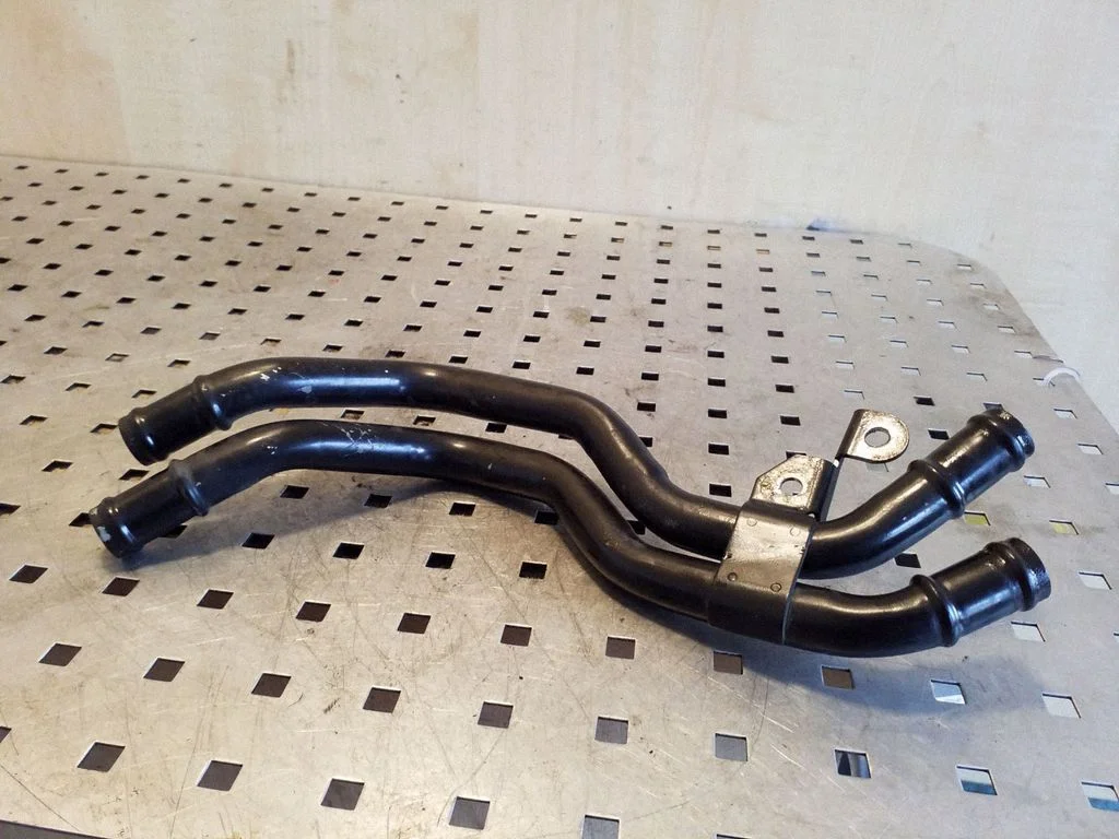 Engine coolant pipe/hose