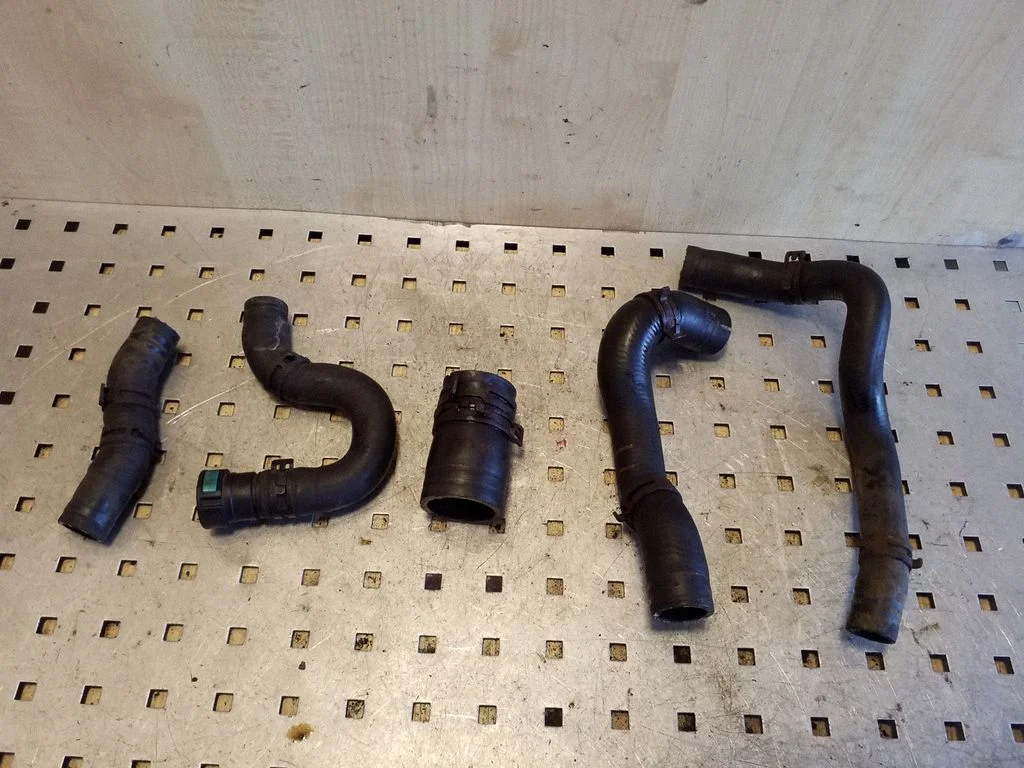 Engine coolant pipe/hose