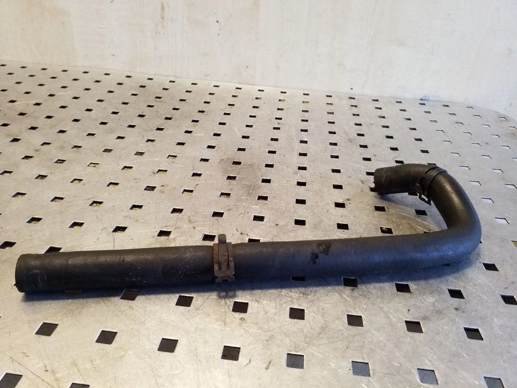 Engine coolant pipe/hose