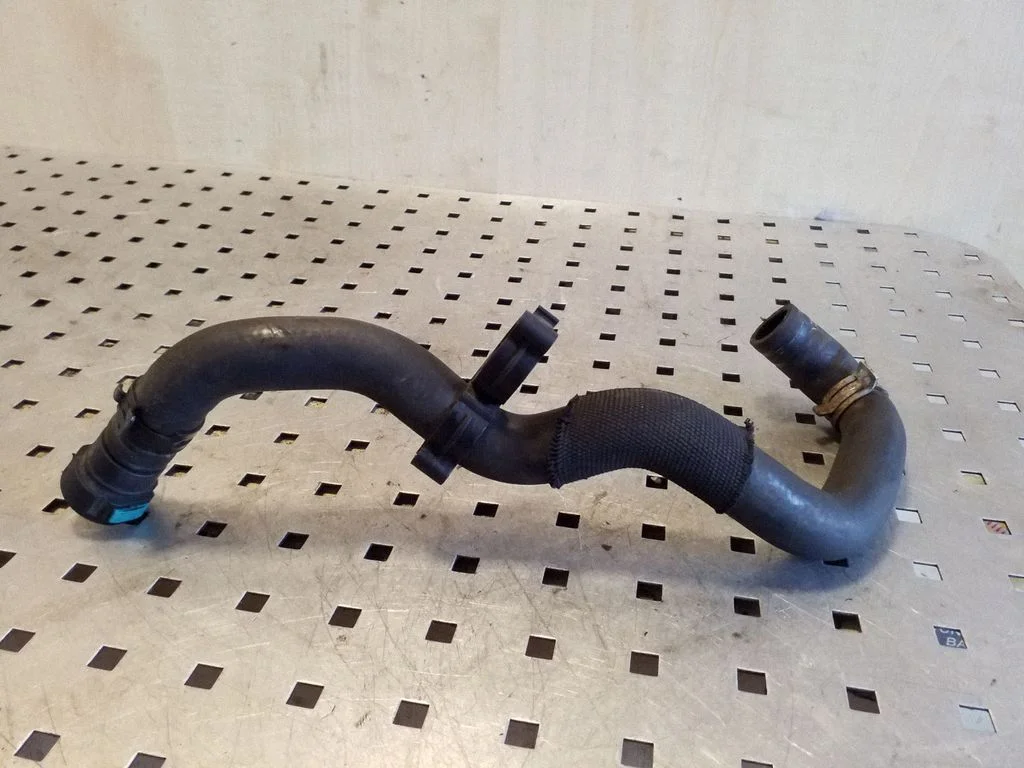 Engine coolant pipe/hose